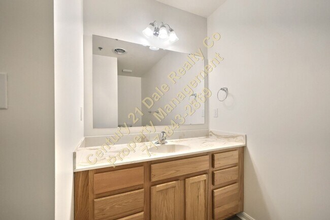 Building Photo - Large 2 Bedroom 1 Bath All One Level Apartment in Hellam PA