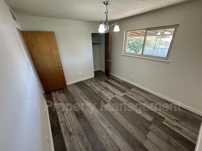 Building Photo - 3232 Louraine Cir