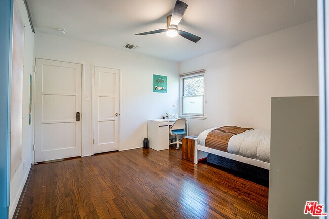 Building Photo - 4548 Farmdale Ave