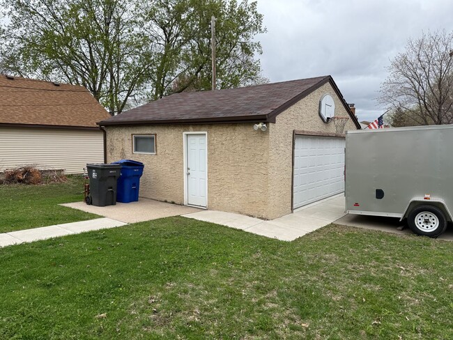 Building Photo - Stunning 5 Bed 2 Bath House Located in the...