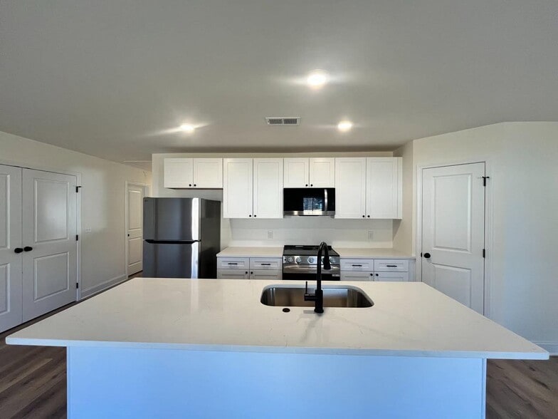 Building Photo - 119 Otis St