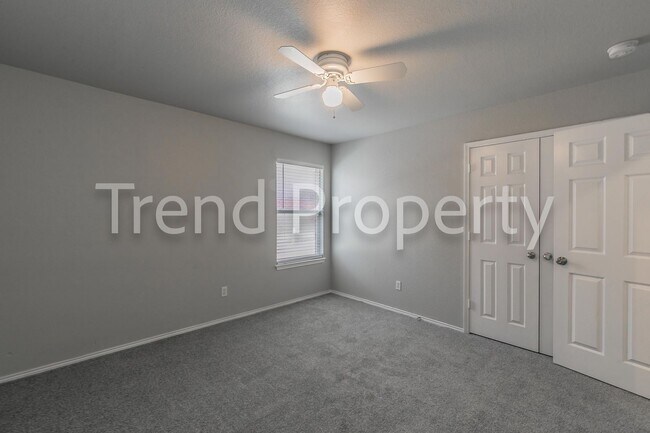 Building Photo - Beautiful Single Story 4 bedroom in Burles...