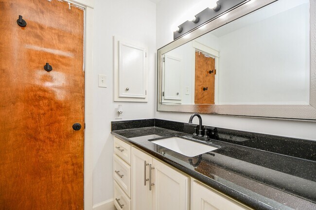 Building Photo - 2803 Green Fields Dr