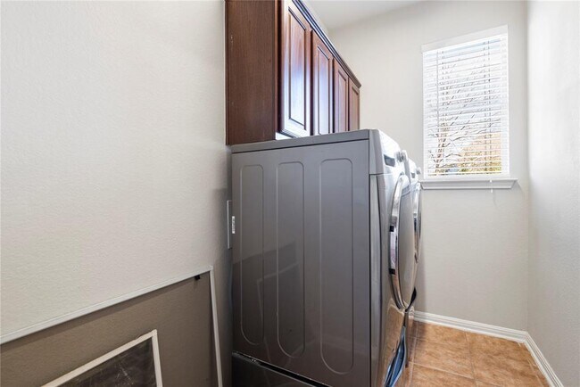 Building Photo - 3807 Links Ln