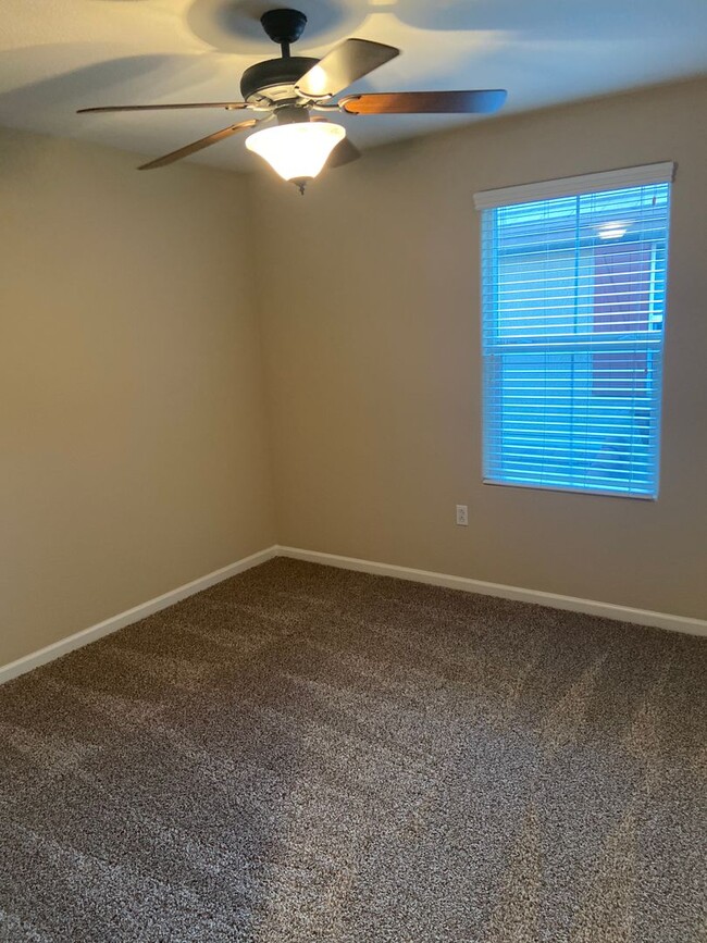 Building Photo - Folsom Parkway - 2 Bdrm, 2.5 bath located ...