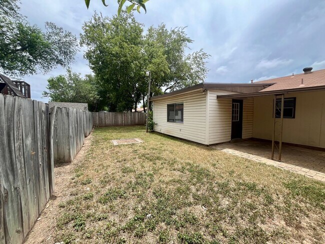 Building Photo - Charming 3/2 in Pipers Meadow *NO HOA* Mov...