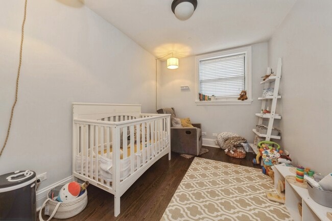 Building Photo - 924 W Schubert Ave