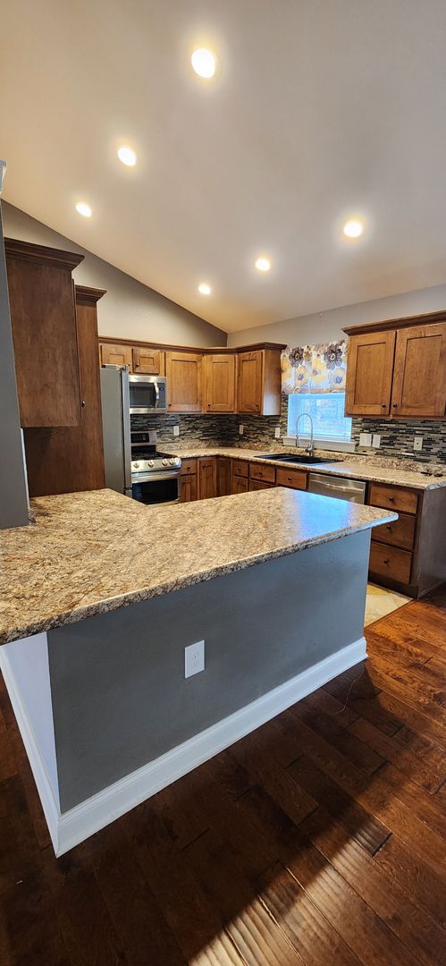 Building Photo - Location, Location, Location. 3 bedroom / 2 bath *Unfurnished* Available for 12 month lease