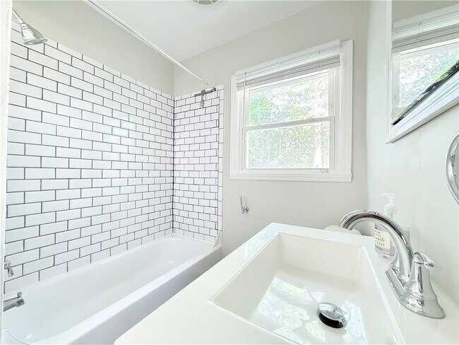 Building Photo - 1980 Kilburn Dr NE