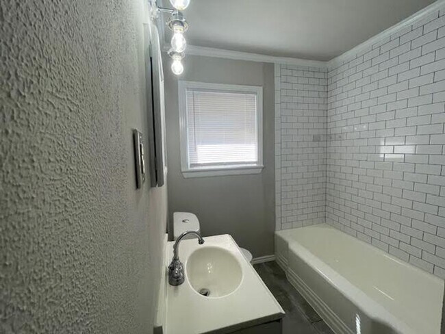 Building Photo - 1105 Fisher St