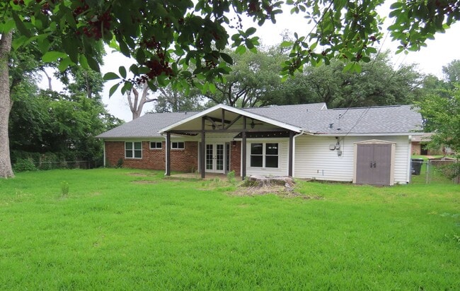 Building Photo - South Tyler! Lovely 3 Bedroom, 2 Bath Hous...