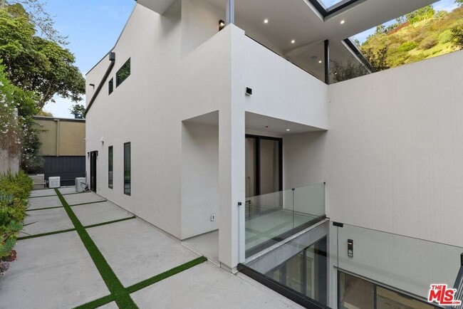 Building Photo - 913-913 1/2 N Beverly Glen Blvd