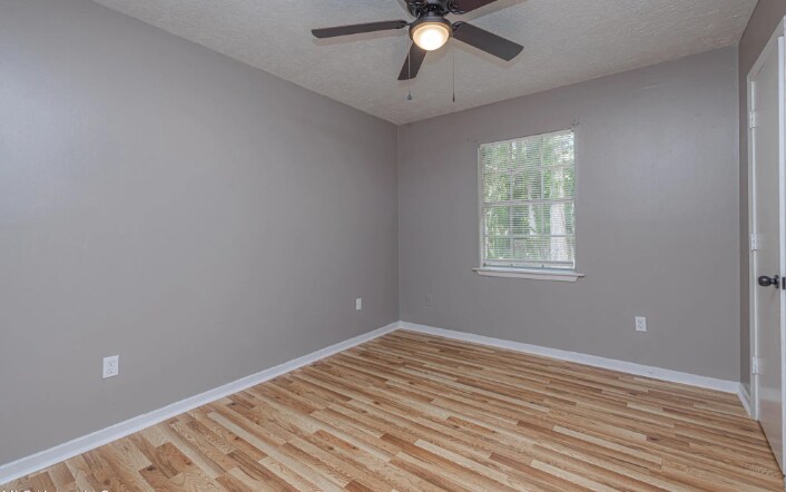 Building Photo - 965 N Valley Falls Rd