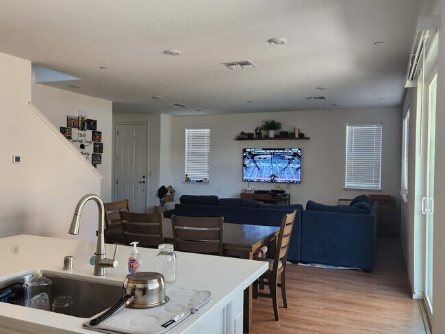 Building Photo - 3043 Vasquez Ct