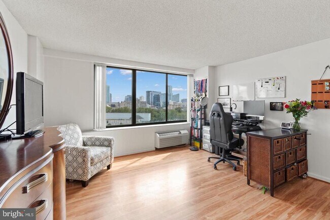 Building Photo - 2001 Hamilton St