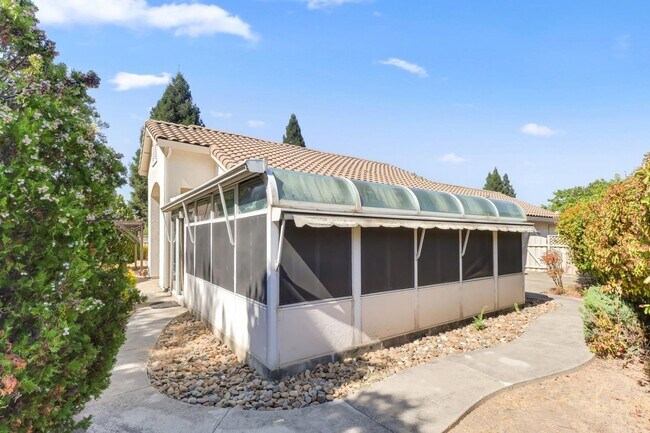 Building Photo - Charming Country Rose Home Located in Sun ...