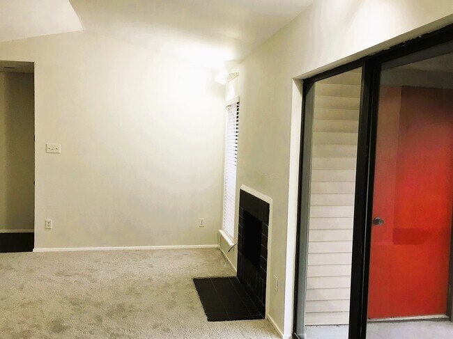 Building Photo - 2025 Augusta Dr