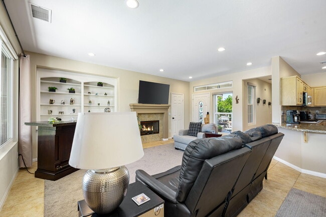 Building Photo - 60661 Juniper Ln