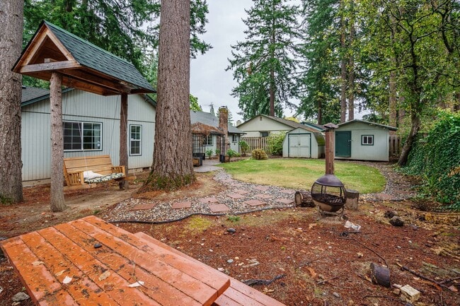 Building Photo - 3 Bedroom 2 Bath Single Level with Fence B...