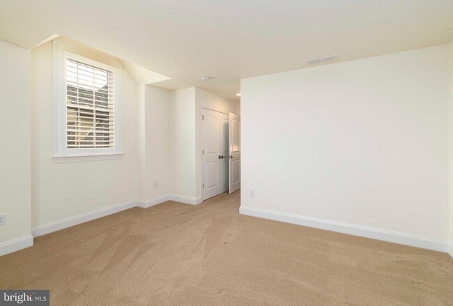 Building Photo - 6098 Creekside Dr