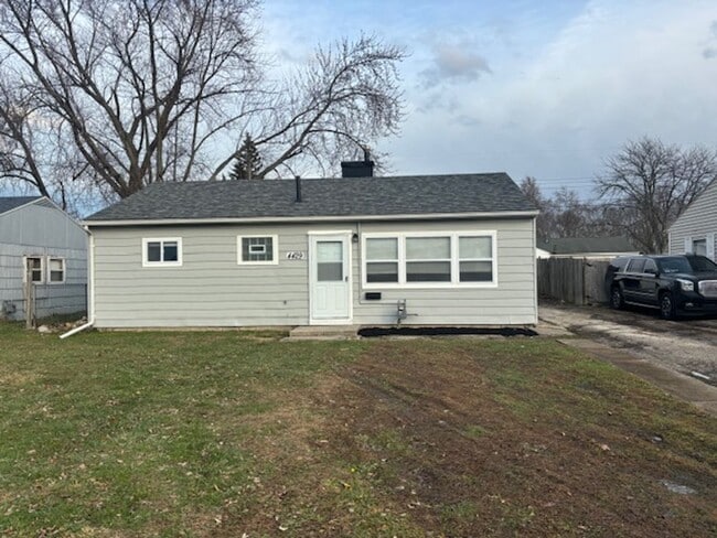 Building Photo - Check out this charming 4 Bedroom Ranch in Homewood Area of Lorain.