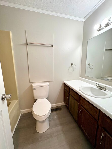 Building Photo - 84 Hickory Hills Dr