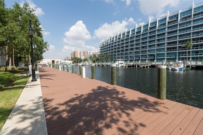 Building Photo - 3001 NE 185th St