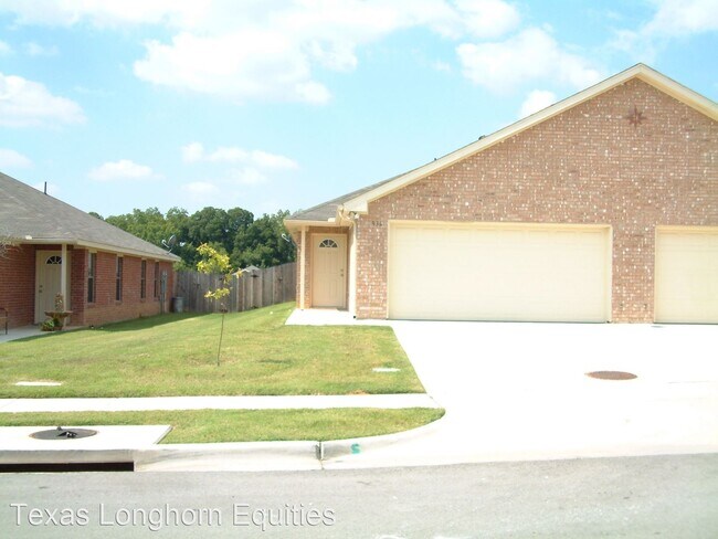 Primary Photo - 936 Sylvia St