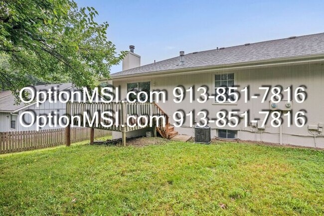 Building Photo - Spacious townhouse