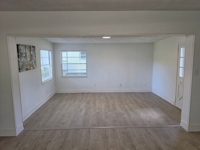 Building Photo - FOR RENT!!! SIMPLY STUNNING AND SPACIUS 3 BED 2 BATH SINGLE FAMILY HOME..
