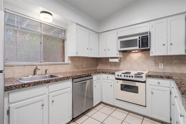 Building Photo - 1304 Mariposa Dr