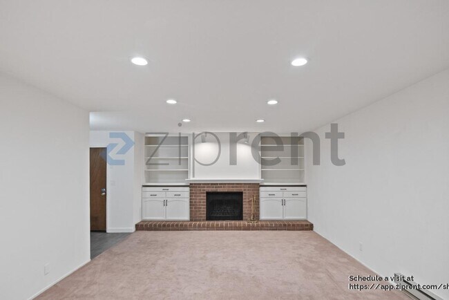 Building Photo - 2000 Rock St