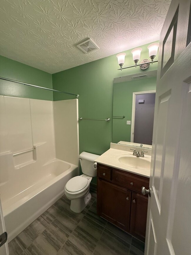 Building Photo - 3 Bed/2 Bath House with 2 Car Garage