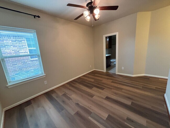 Building Photo - 5 BR/4BA | Updated Single Family Home | 2-Car Garage | Gated backyard