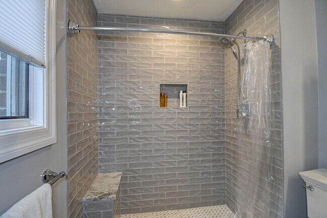 Building Photo - Spacious Condo in Ghent Square!