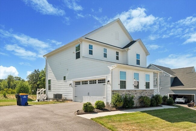 Building Photo - Beautifully Upgraded 4B/3.5B Home with Dec...