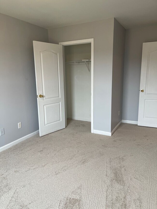 Building Photo - Spacious Townhouse