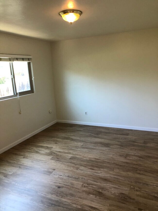Building Photo - Apartment across the street from liberty s...