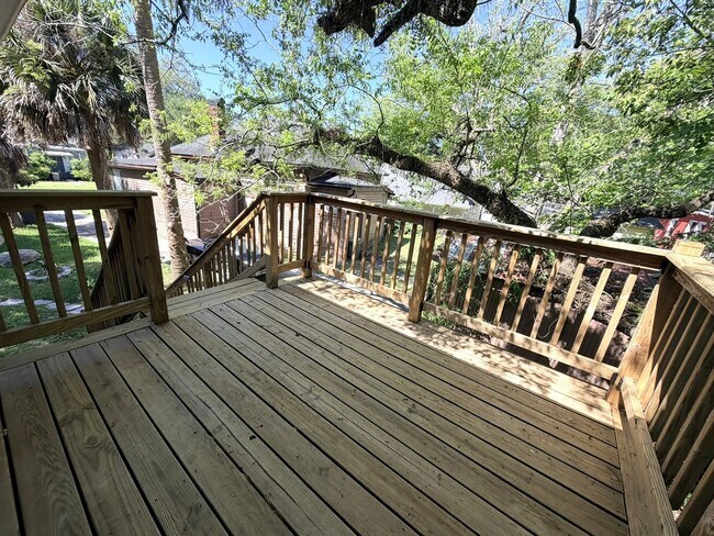 Building Photo - Upstairs 2BR/1BA Riverside Duplex Apartment