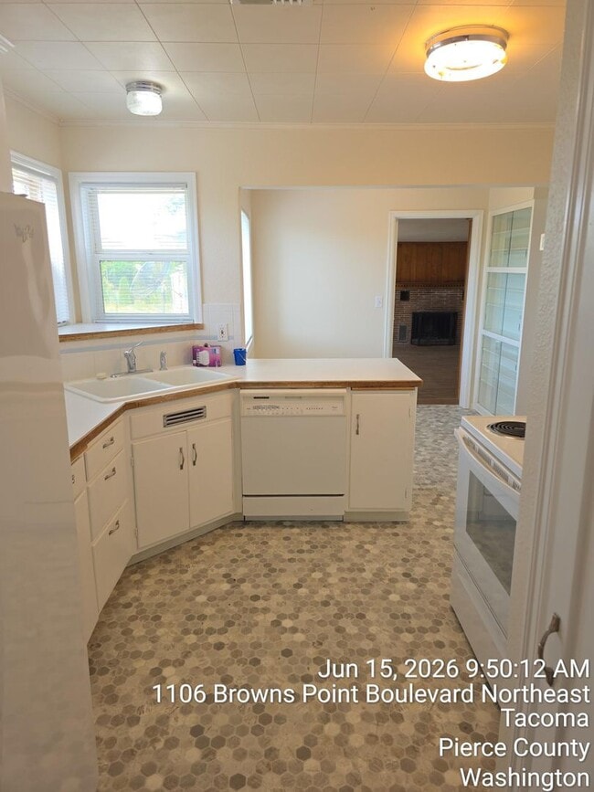 Building Photo - Tacoma views retro 3 bed 2 bath home, available now!