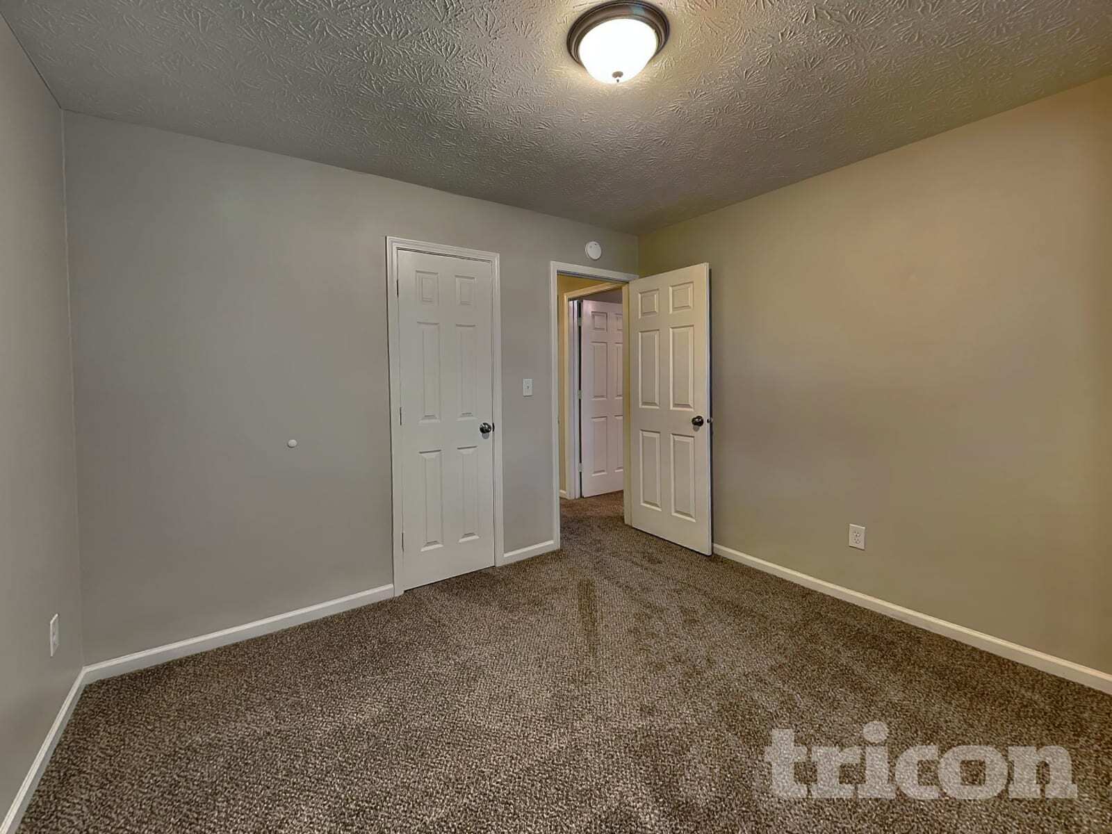 Building Photo - 1690 Fountain Lk Dr E