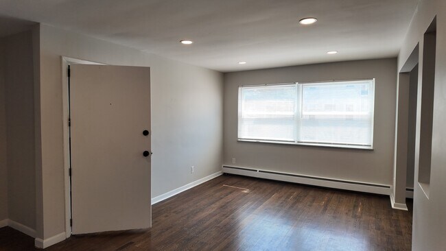 Building Photo - Freshly Renovated 2-Bed Gem with Artistic Finishes + Garage Option in Cincinnati