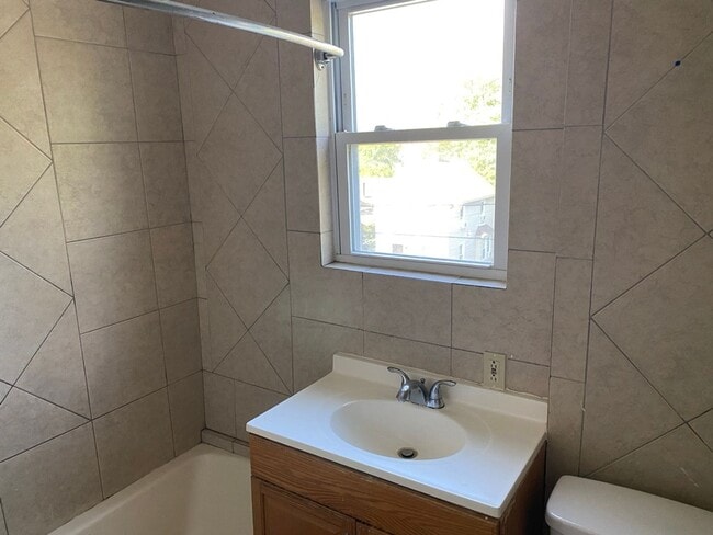 Building Photo - Spacious 2-Bedroom Home for Lease in Akron