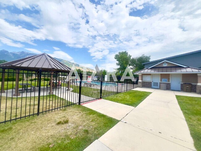 Building Photo - 11837 Sunrise View Dr