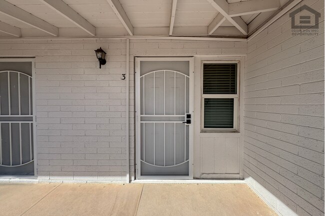 Building Photo - 1320 N 48th Pl
