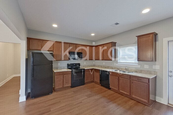 Building Photo - 295 Elm Way