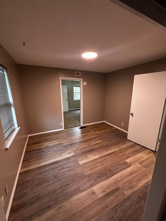 Building Photo - 3 Bedroom 1 bath