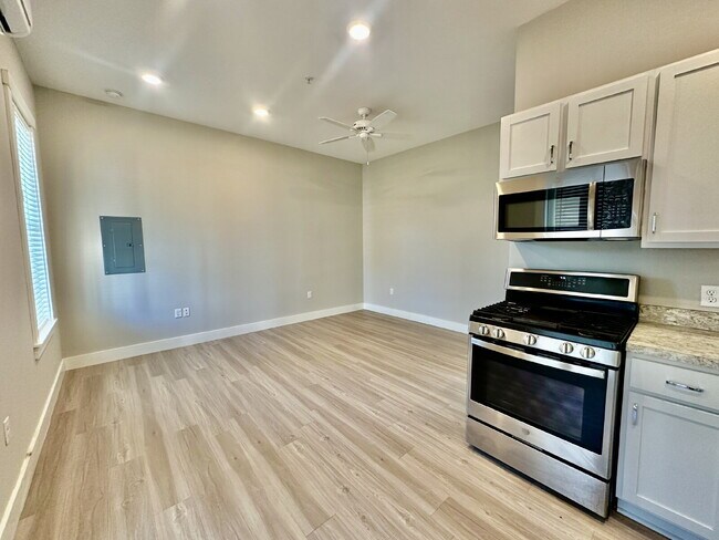 Building Photo - Second Floor, Studio Apartment in Old Town Bluffton!