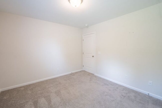 Building Photo - 257 Cromer St