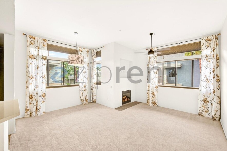 Building Photo - 1010 E Palm Canyon Dr